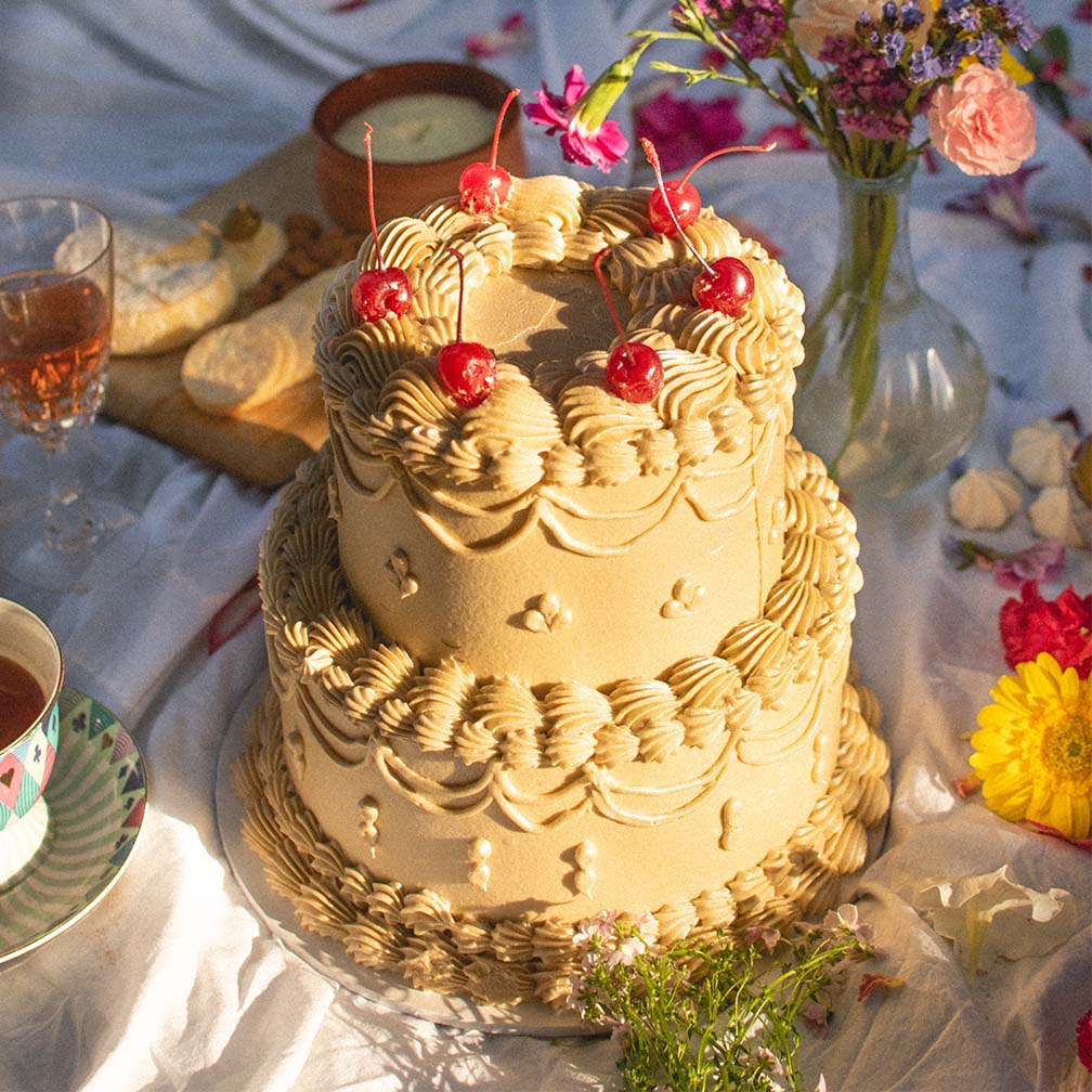 25 Small But Beautiful One-Tier Wedding Cakes | Brontë Bride
